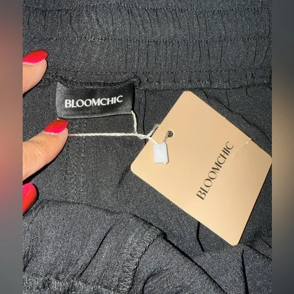 BloomChic Black Cropped Wide-Leg Pants with Laser-Cut Hem size 22-24 - NWT - Picture 3 of 9